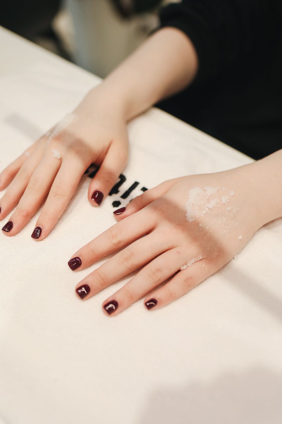 Close-up de mãos com esmaltação no Studio Geizi Silva