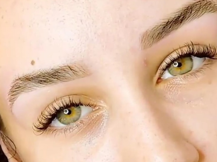 Close-up de sobrancelha modelada com henna no Studio Geizi Silva