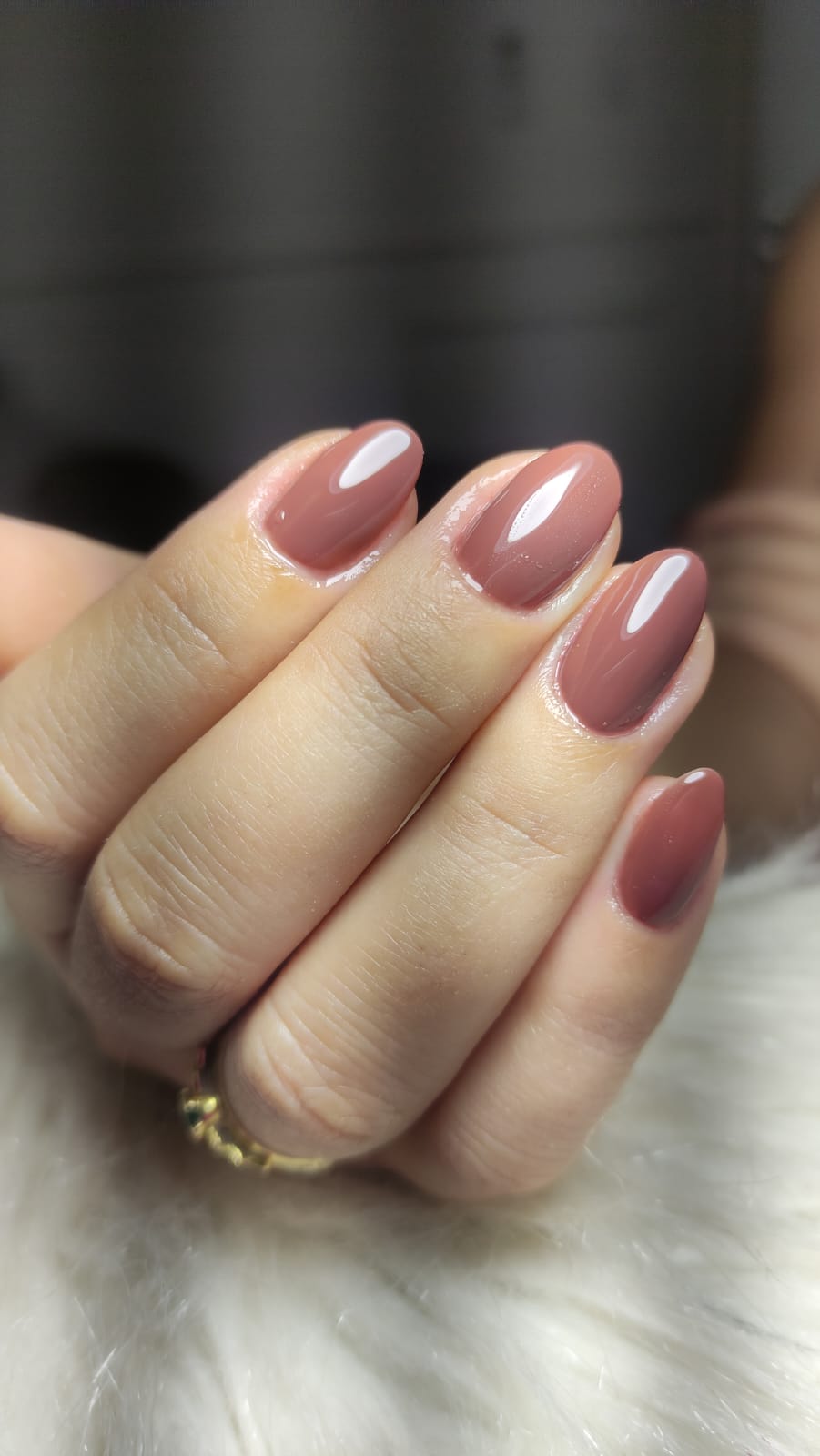 Close-up de mãos com esmaltação no Studio Geizi Silva